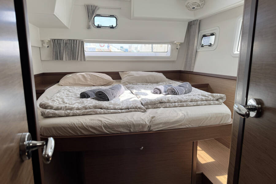 Lagoon 42  | Moonlight