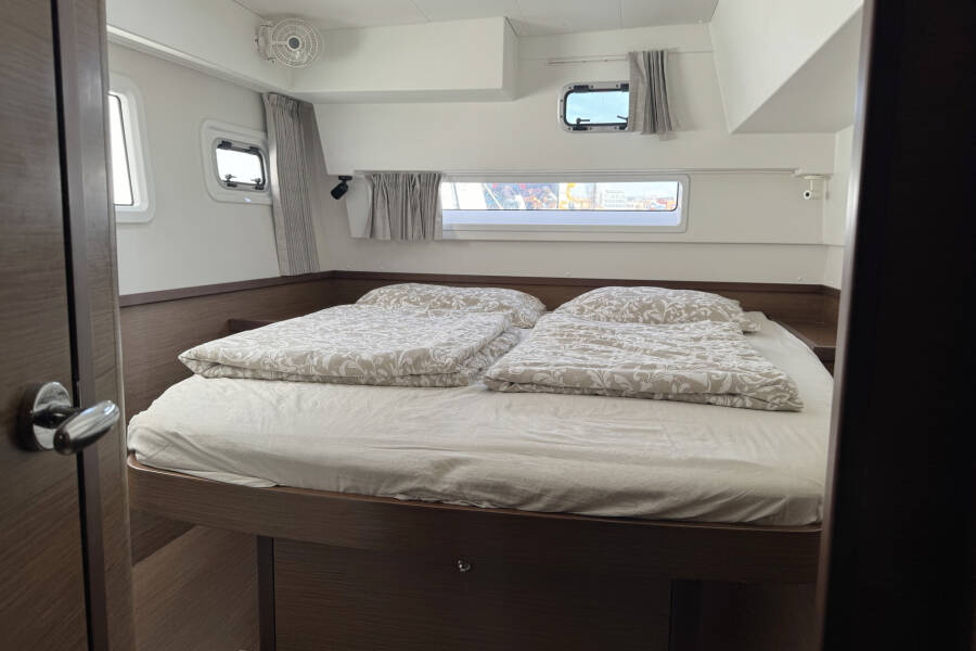 Lagoon 42  | Moonlight