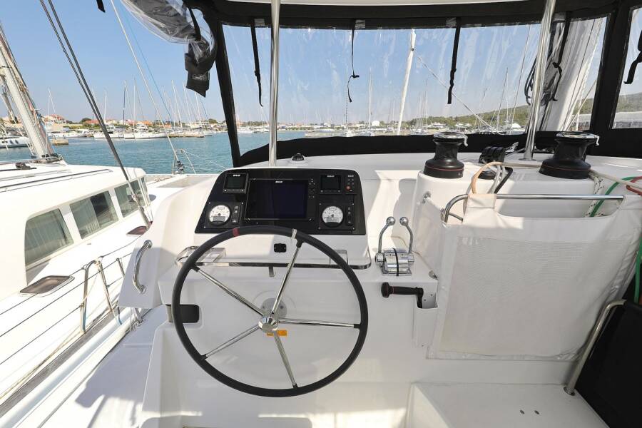 Lagoon 42  | Royal Salute