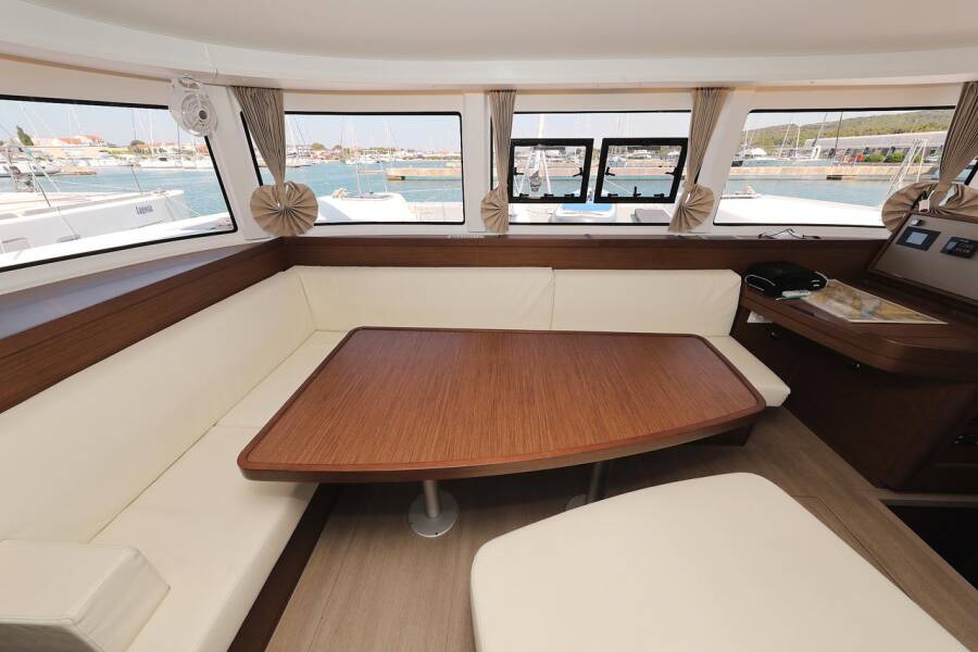 Lagoon 42  | Royal Salute