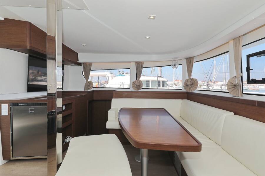 Lagoon 42  | Royal Salute