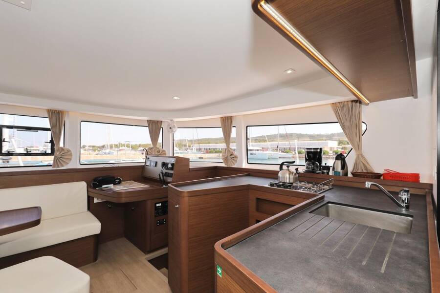 Lagoon 42  | Royal Salute