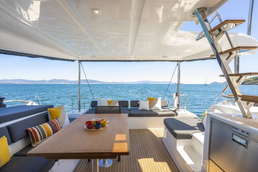 Lagoon 43  | Stela