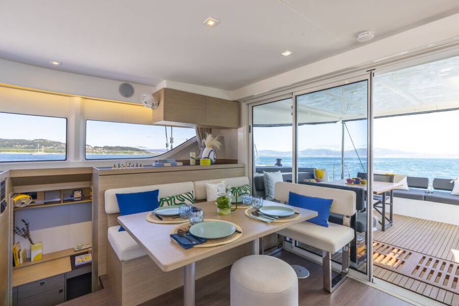 Lagoon 43  | Stela