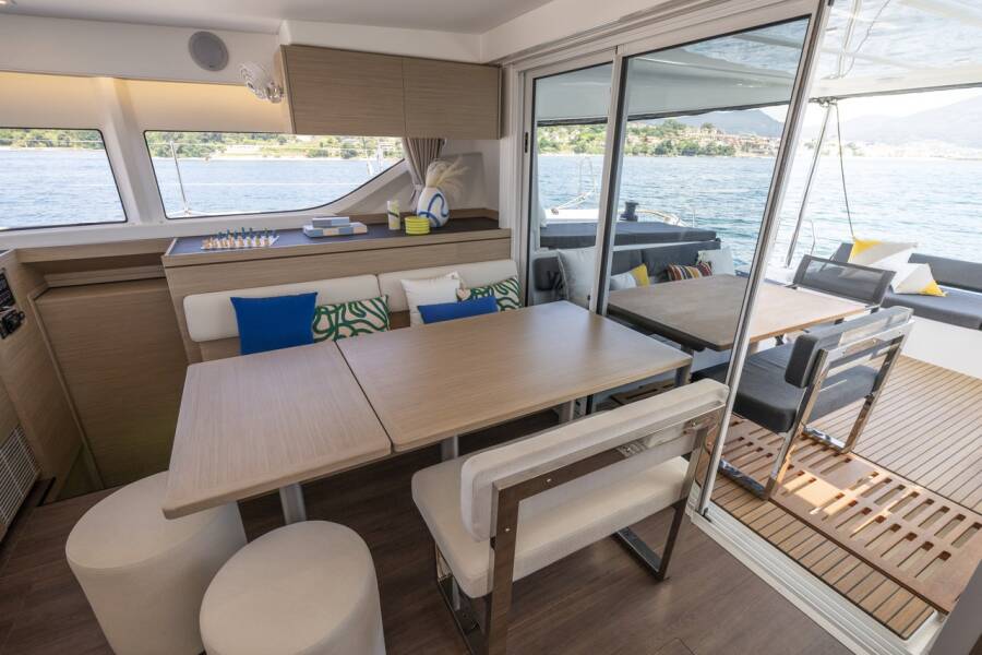 Lagoon 43  | Stela