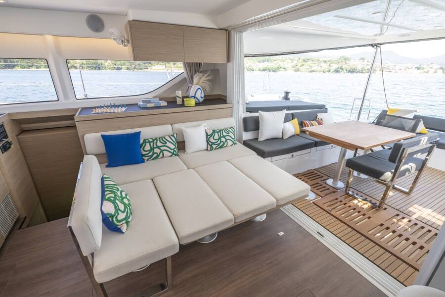 Lagoon 43  | Stela