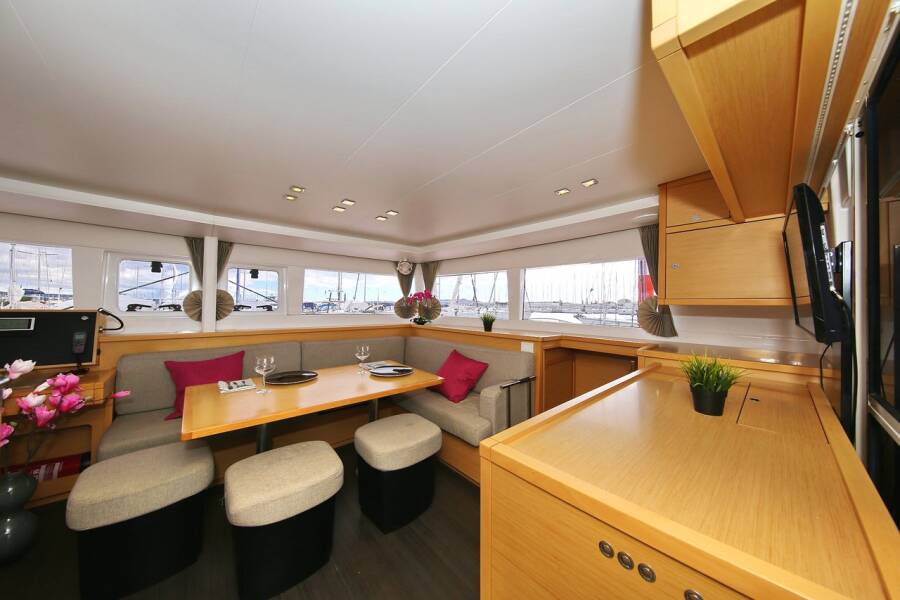 Lagoon 450  | Ladies and Gentlemen
