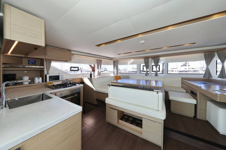 Lagoon 51  | Apolon