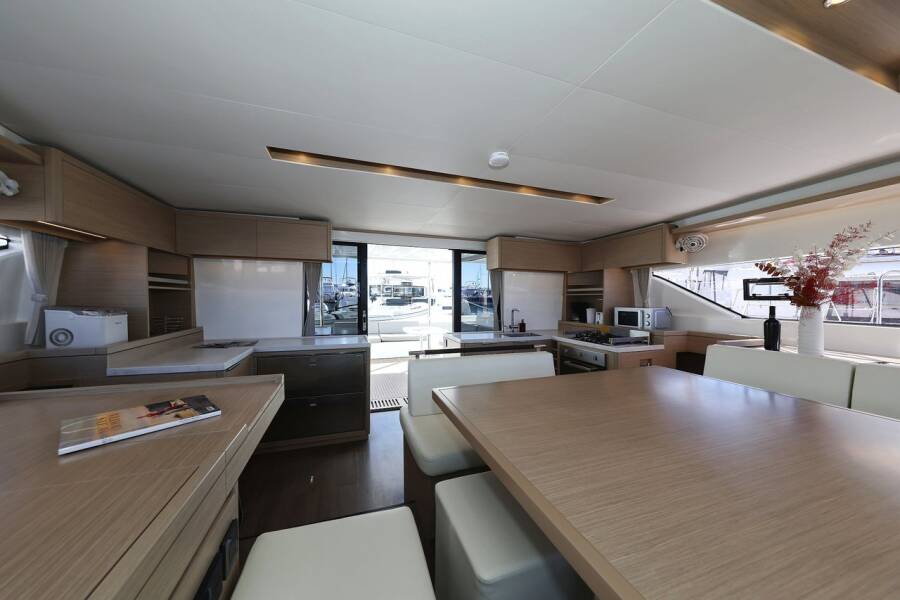 Lagoon 51  | Apolon