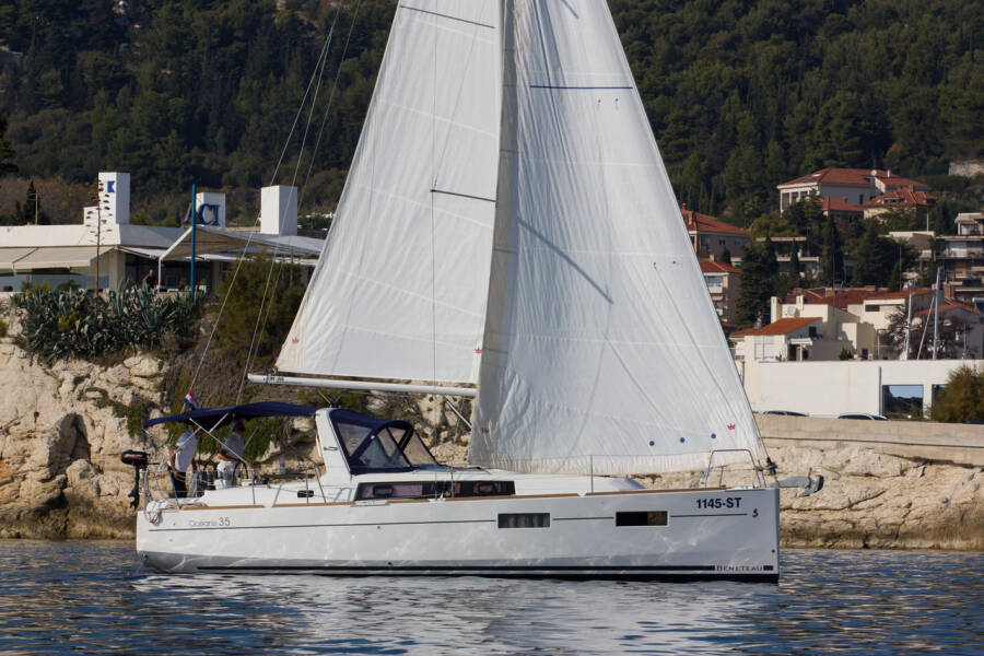 Oceanis 35