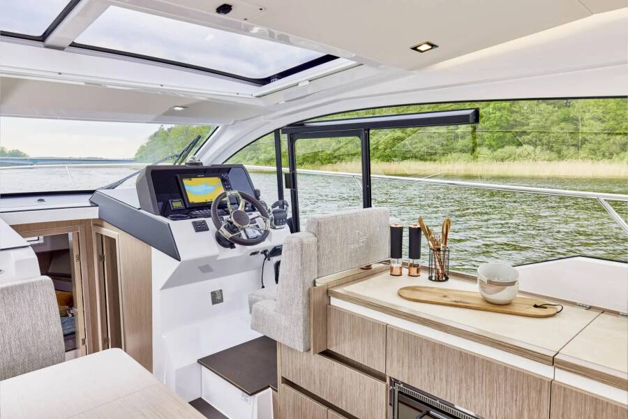 Sealine C335 | Min Maity