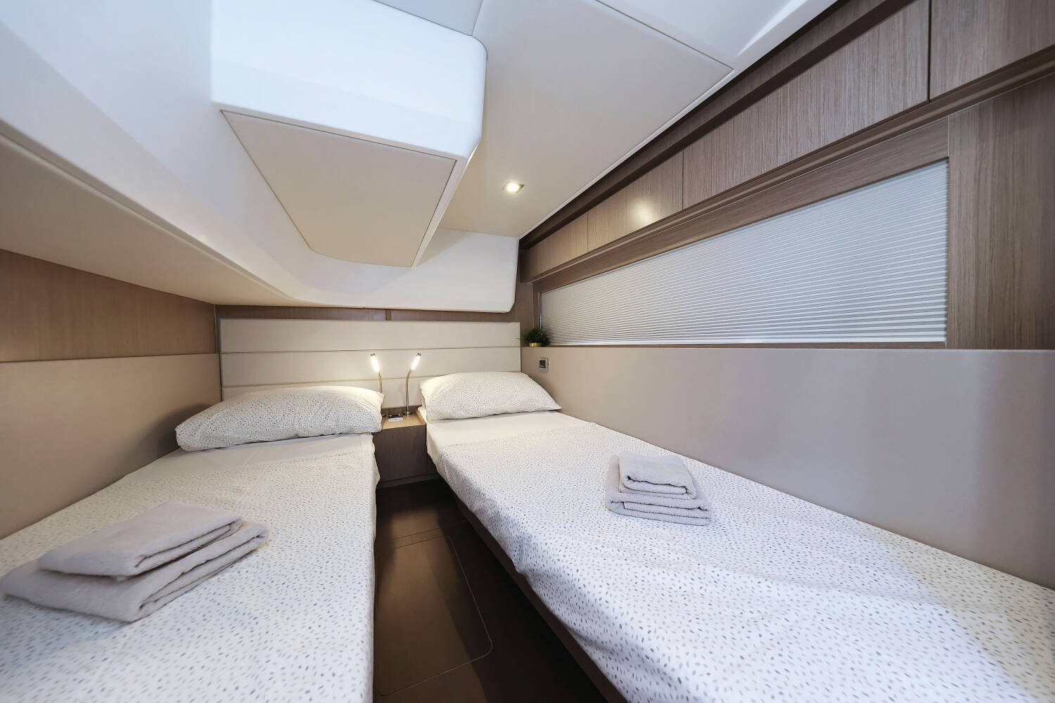 Sealine C390 | Tireless