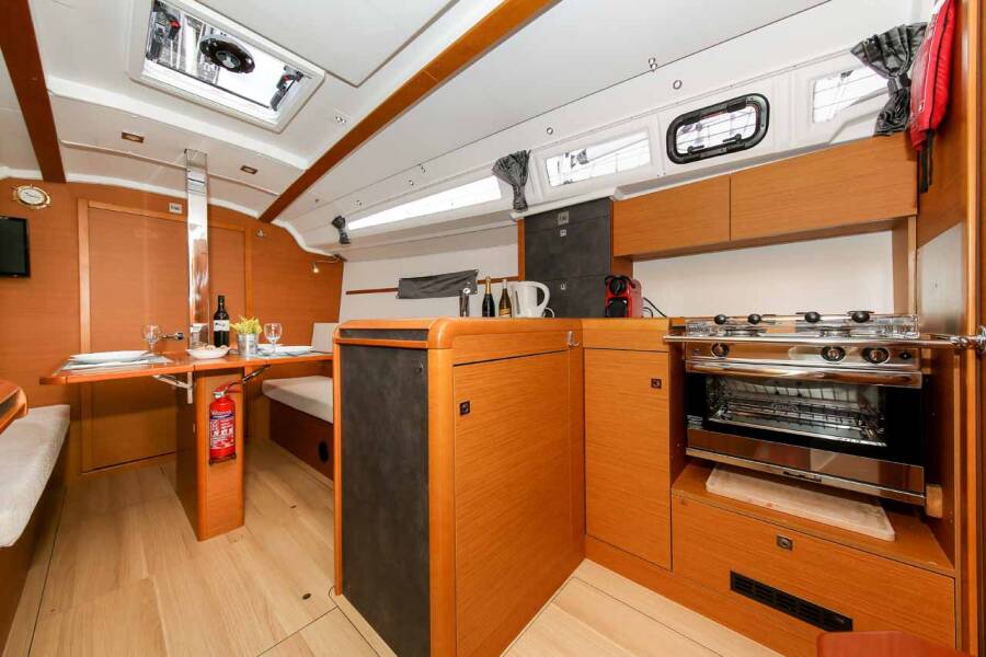 Sun Odyssey 349 | Polly Fun