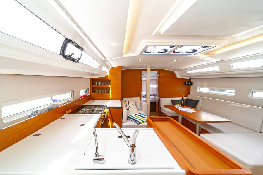 Sun Odyssey 410 | First Date